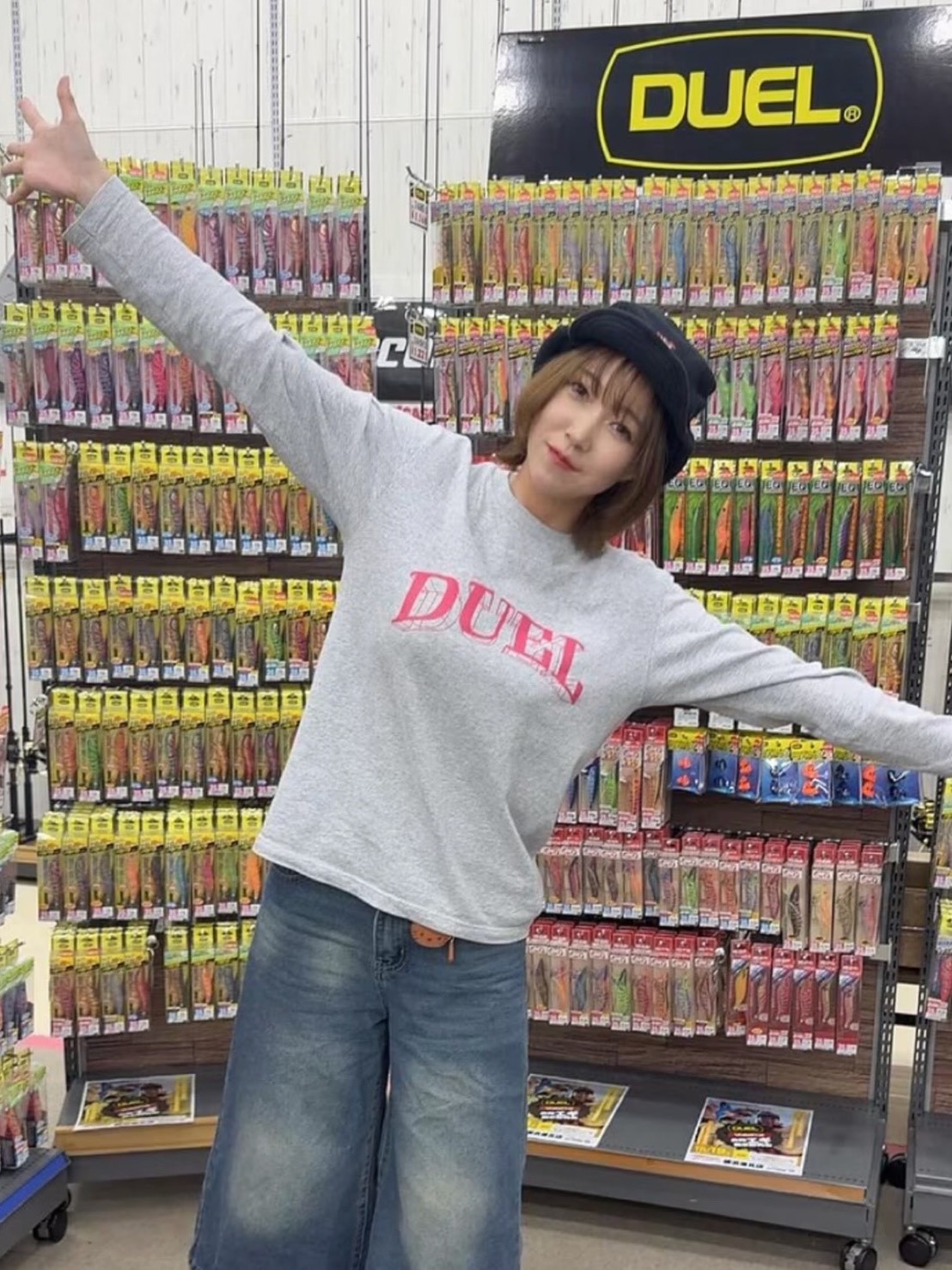 あさいあみのプロフィール写真(釣り用品店にて)